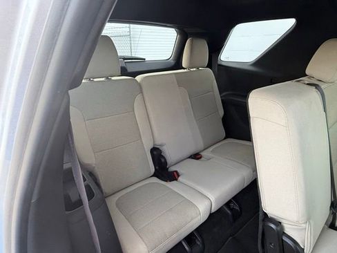 Used 2022 Chevrolet Traverse LS FWD image 9