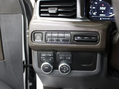 Used 2023 GMC Yukon XL Denali AWD/4WD image 9