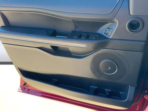 Used 2022 Ford Expedition XLT image 12