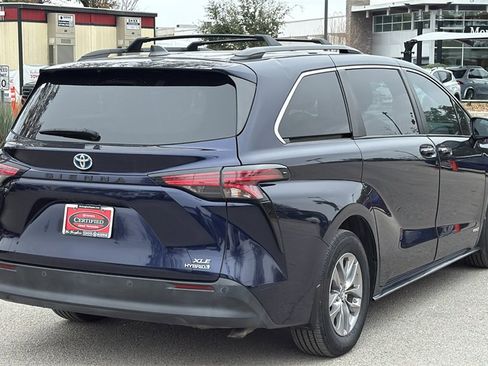 Used 2021 Toyota Sienna XLE image 6