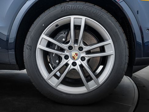 Certified 2025 Porsche Cayenne image 11