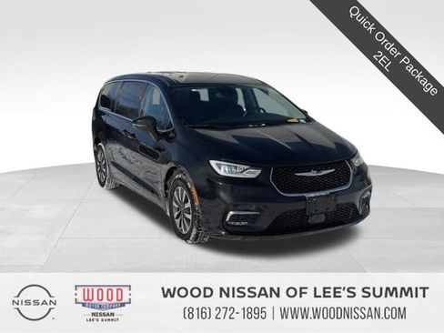 Used 2023 Chrysler Pacifica Touring-L image 1