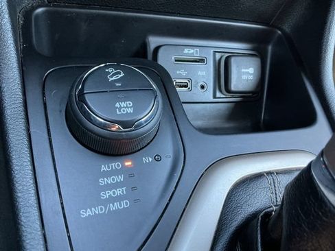 Used 2015 Jeep Cherokee Limited w/ Luxury Group AWD/4WD image 28