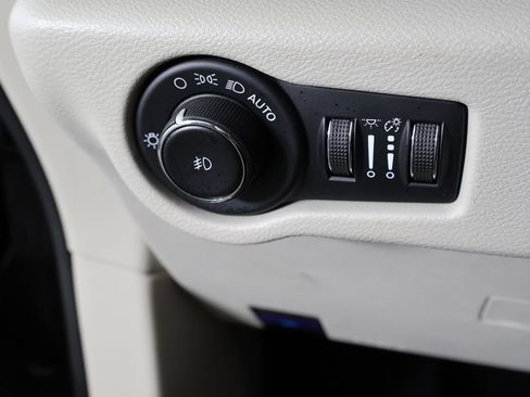 Used 2023 Chrysler Pacifica Touring-L FWD image 38