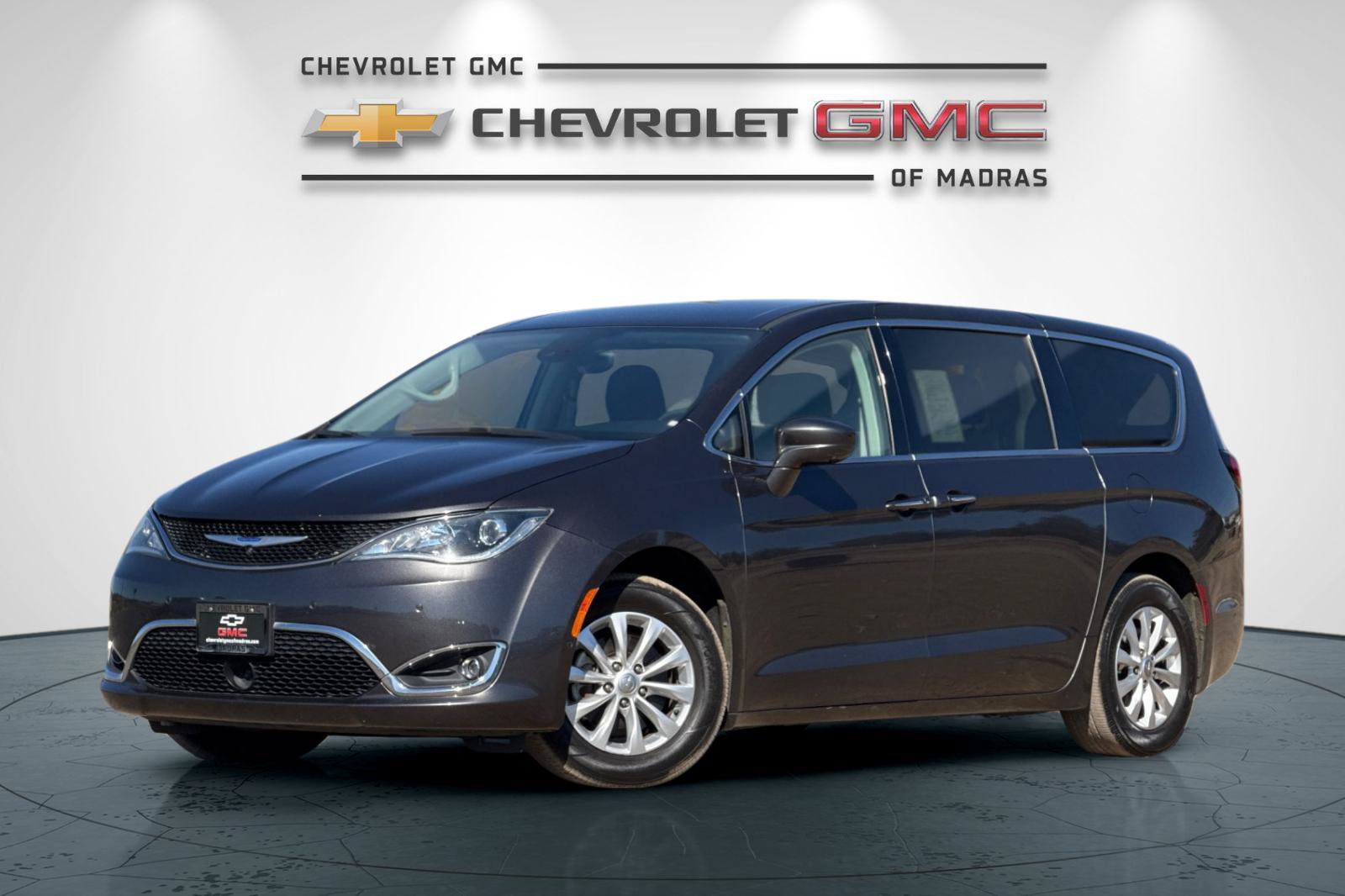 Used 2019 Chrysler Pacifica Touring Plus w/ Advanced Safetytec Group FWD image 7