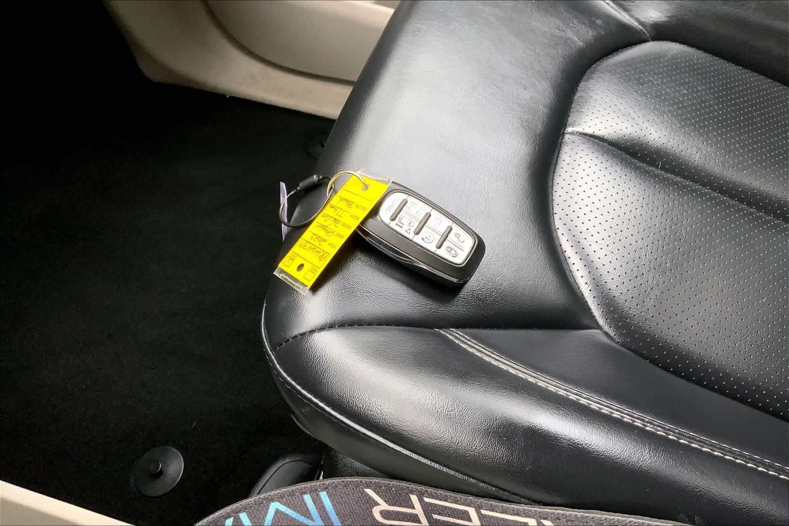 Used 2023 Chrysler Pacifica Touring-L FWD image 15
