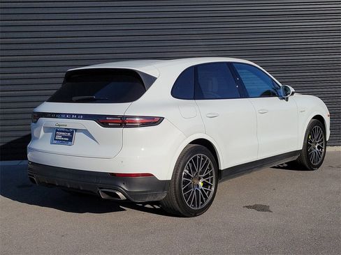 Certified 2022 Porsche Cayenne Platinum Edition image 8
