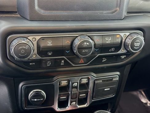 Used 2019 Jeep Wrangler Unlimited Sahara AWD/4WD image 16