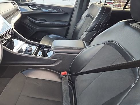 Used 2023 Jeep Grand Cherokee Altitude image 11