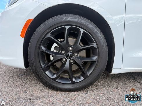 Certified 2025 Chrysler Pacifica Limited image 10