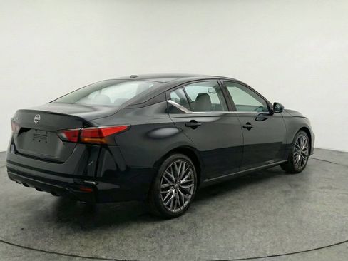Used 2025 Nissan Altima 2.5 SV FWD image 8