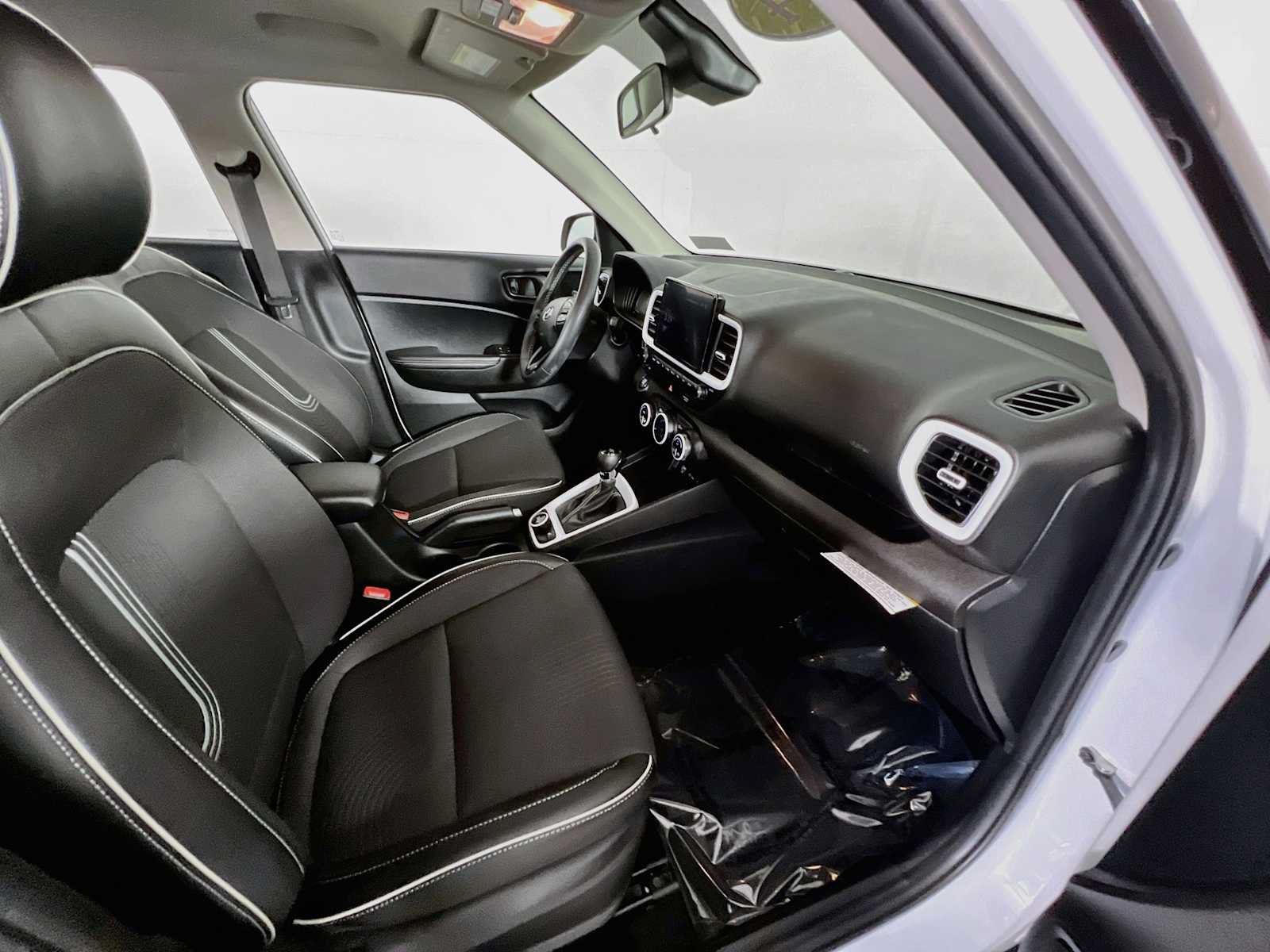 Certified 2024 Hyundai Venue Limited FWD image 27