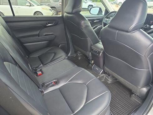 Certified 2024 Toyota Highlander XLE image 11