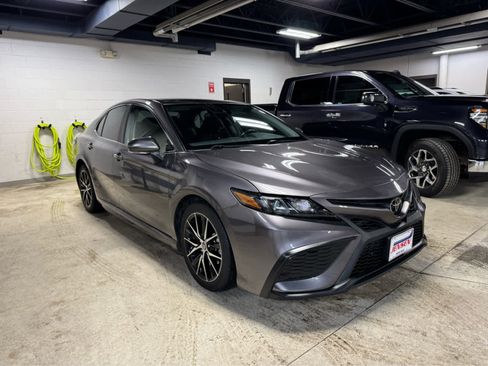 Used 2023 Toyota Camry SE image 3