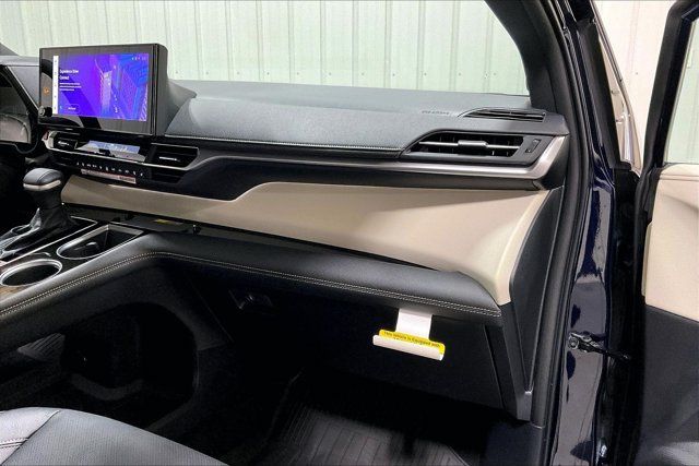 Used 2026 Toyota Sienna Limited AWD/4WD image 17