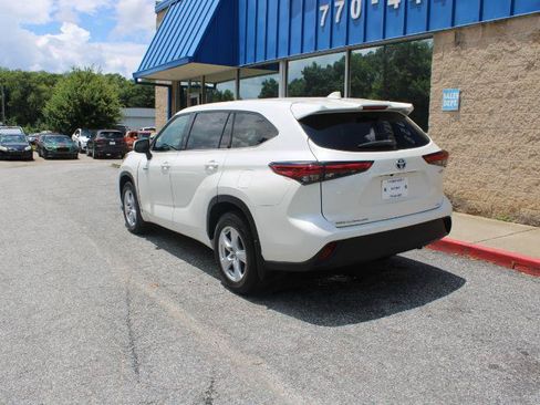 Used 2021 Toyota Highlander LE AWD/4WD image 4