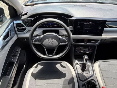 Used 2025 Volkswagen Taos SE w/ Black Wheel Package FWD image 15