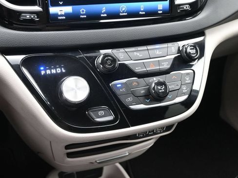 Used 2024 Chrysler Pacifica Touring-L FWD image 18
