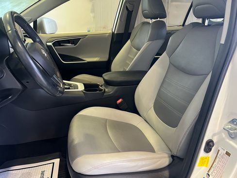 Used 2019 Toyota RAV4 Limited image 5