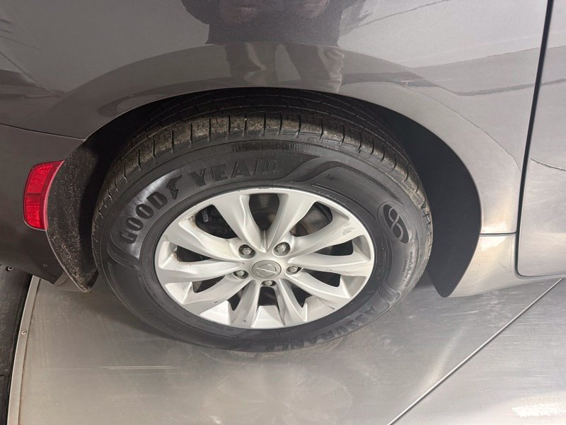 Used 2018 Chrysler Pacifica Touring-L FWD image 10