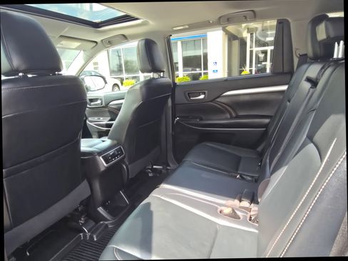 Used 2019 Toyota Highlander XLE image 13