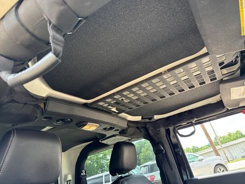 Used 2016 Jeep Wrangler Rubicon w/ Power Convenience Group AWD/4WD image 11