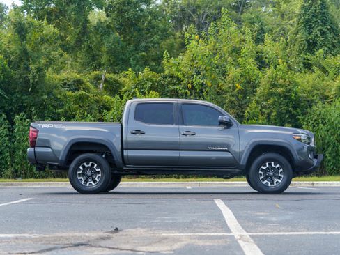 Used 2016 Toyota Tacoma TRD Off-Road w/ Premium & Technology Package RWD image 5