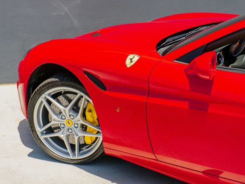 Used 2016 Ferrari California T RWD image 42