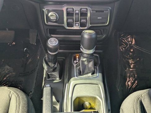 Used 2023 Jeep Gladiator Willys image 16