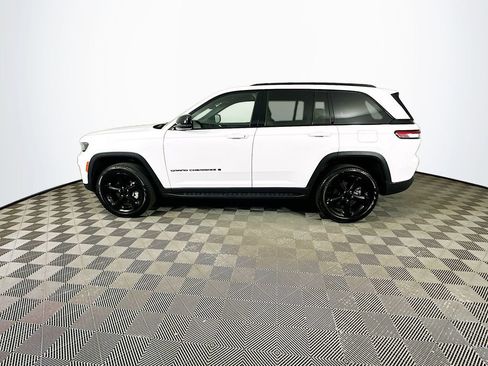 Certified 2025 Jeep Grand Cherokee Limited w/ Black Appearance Package AWD/4WD image 7