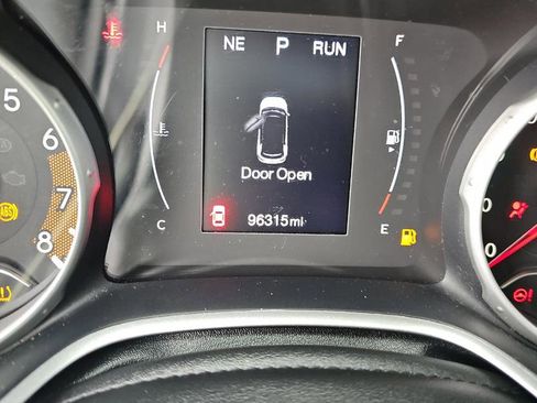 Used 2018 Jeep Compass Latitude FWD image 10