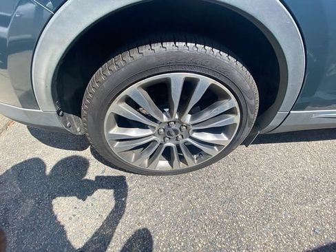 Used 2016 Lincoln MKX Reserve w/ Climate Package FWD image 10
