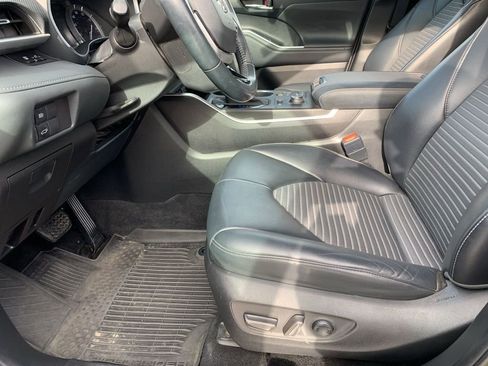 Used 2022 Toyota Highlander XSE image 9