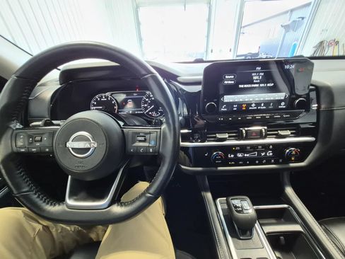 Used 2025 Nissan Pathfinder SL AWD/4WD image 29