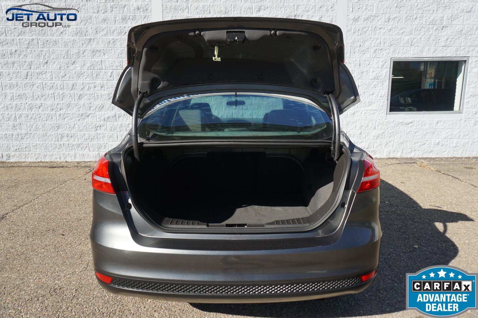 Used 2018 Ford Focus SE w/ SE Appearance Package FWD image 16