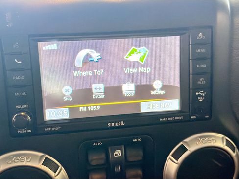 Used 2017 Jeep Wrangler Unlimited Sahara w/ Connectivity Group AWD/4WD image 18