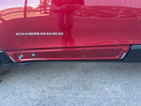 Used 2016 Jeep Cherokee Limited w/ Luxury Group AWD/4WD image 8