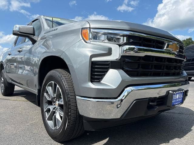 Used 2025 Chevrolet Silverado 1500 LT AWD/4WD image 3