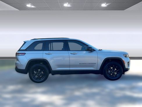 New 2025 Jeep Grand Cherokee Altitude image 8