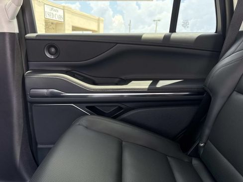 New 2026 Lincoln Navigator Premiere AWD/4WD image 16