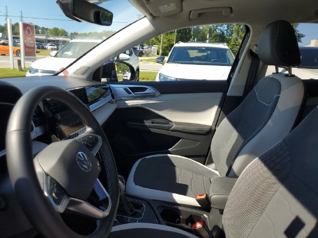 Certified 2025 Volkswagen Taos SE w/ Panoramic Sunroof Package FWD image 24