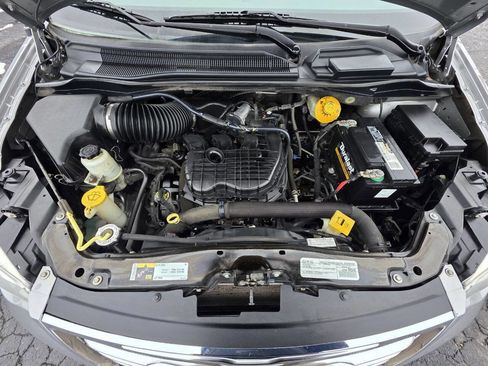 Used 2016 Chrysler Town & Country Touring image 32