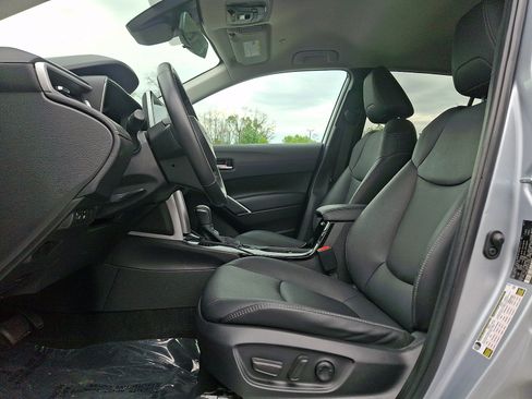 Used 2025 Toyota Corolla Cross XLE AWD/4WD image 13