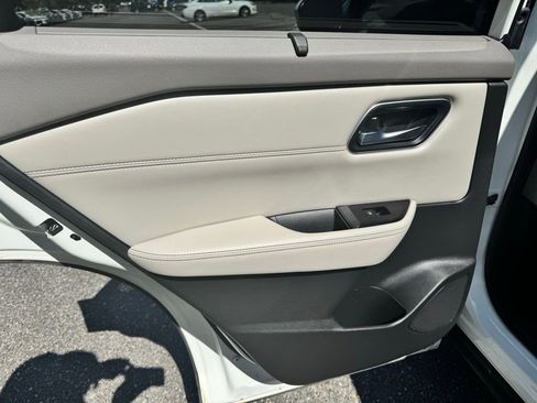 Used 2021 Nissan Rogue SV w/ Premium Package image 22