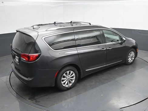 Used 2018 Chrysler Pacifica Touring-L FWD image 12