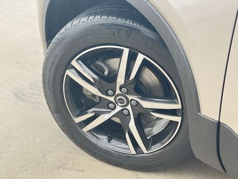 Used 2023 Volvo XC40 B5 Plus image 12