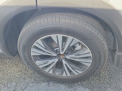 Used 2022 Nissan Rogue SV w/ SV Premium Package image 2