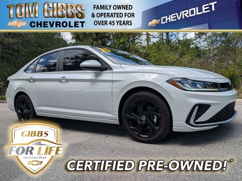 Used 2025 Volkswagen Jetta SE image 1