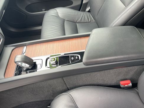 Used 2024 Volvo XC60 B5 Plus image 18