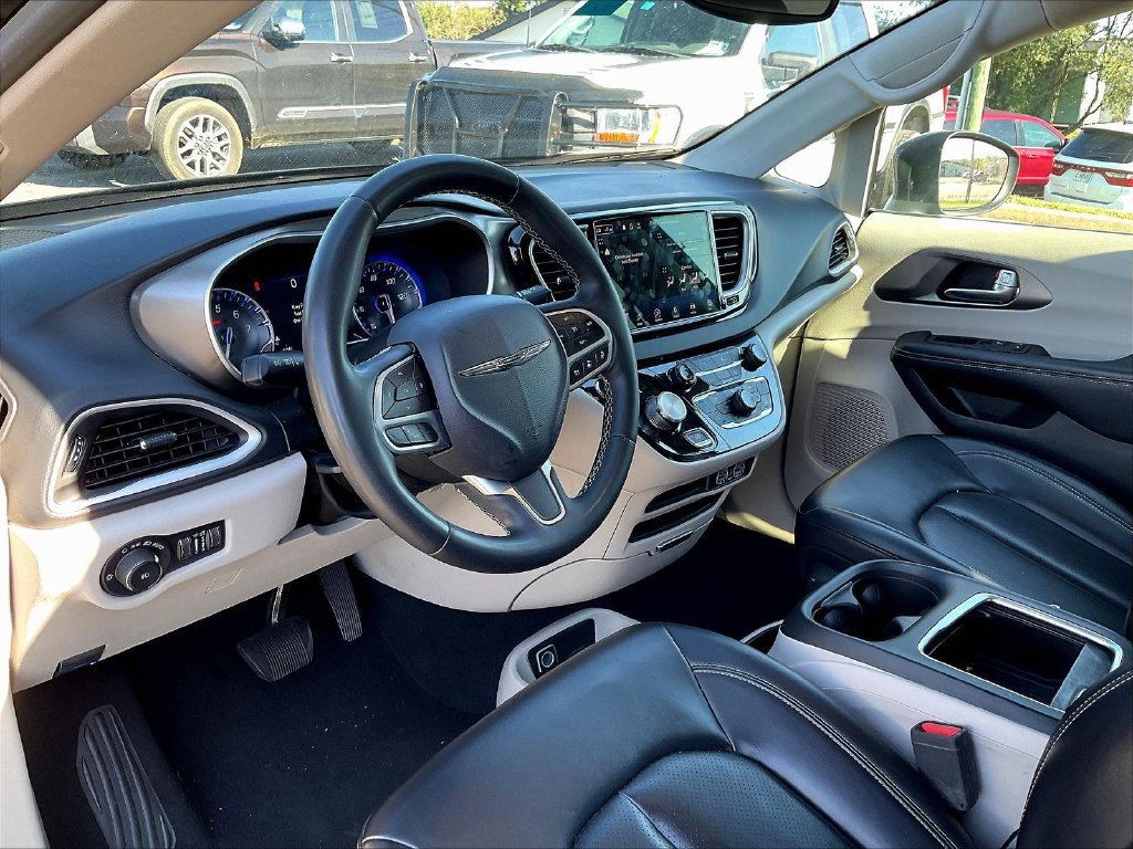 Used 2023 Chrysler Pacifica Touring-L FWD image 5